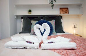 Family Apartment | 1 bedroom, iron/ironing board, free WiFi, bed sheets - St Paul's View Apt 1 by Tŷ SA (Newport)