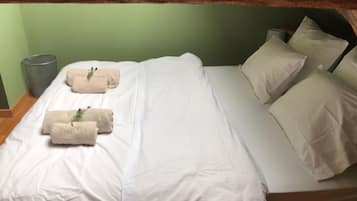 3 habitaciones, escritorio y tabla de planchar con plancha