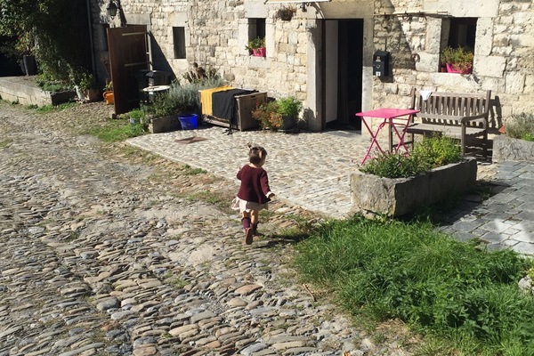 Maison mitoyenne au centre d'une veille cours de ferme