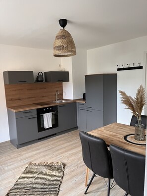 冷蔵庫、電子レンジ、オーブン、コンロ