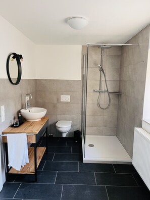 Dusche, Haartrockner, Handtücher, Seife