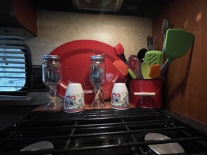 Een magnetron, een koffiezetapparaat/waterkoker