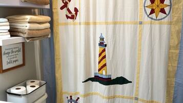 Ensemble douche/baignoire, serviettes fournies, savon, papier toilette