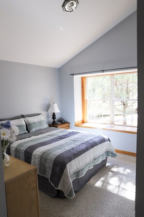 2 bedrooms, desk, iron/ironing board, WiFi