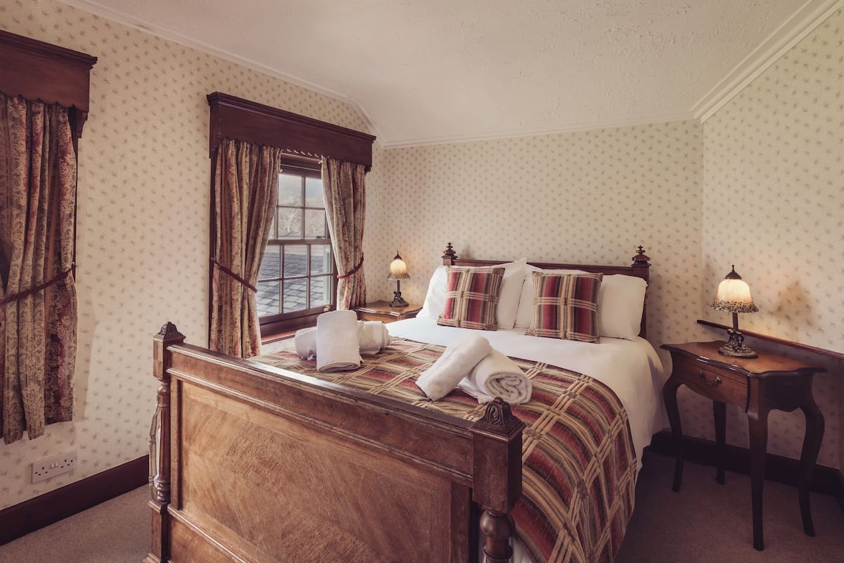 Double Room, Lake View | Individually decorated, individually furnished, bed sheets