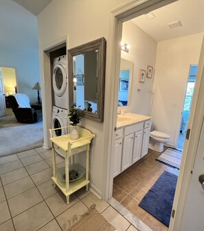 Tina con regadera, secadora de cabello, toallas, jabón