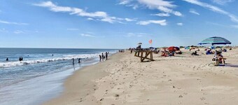 Two bedroom, dog friendly condo with pool, between Lewes and Rehoboth Beach