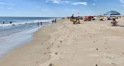 Two bedroom, dog friendly condo with pool, between Lewes and Rehoboth Beach