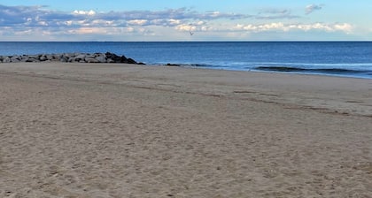 Two bedroom, dog friendly condo with pool, between Lewes and Rehoboth Beach