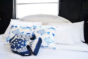 1 bedroom, free WiFi, bed sheets - Directly across the street from the beach  (St. Pete Beach)