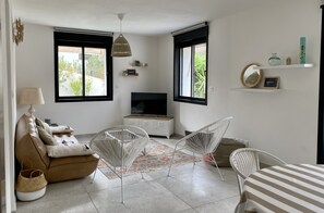 Télévision, livres, chaîne hi-fi, écrans d'ordinateur