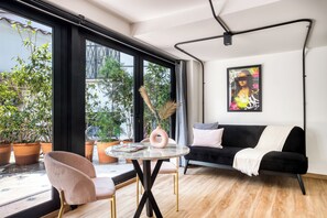 50-inch Smart TV with digital channels, TV, Netflix - UTOPIC Campos Elíseos by ULIV (Mexico City)