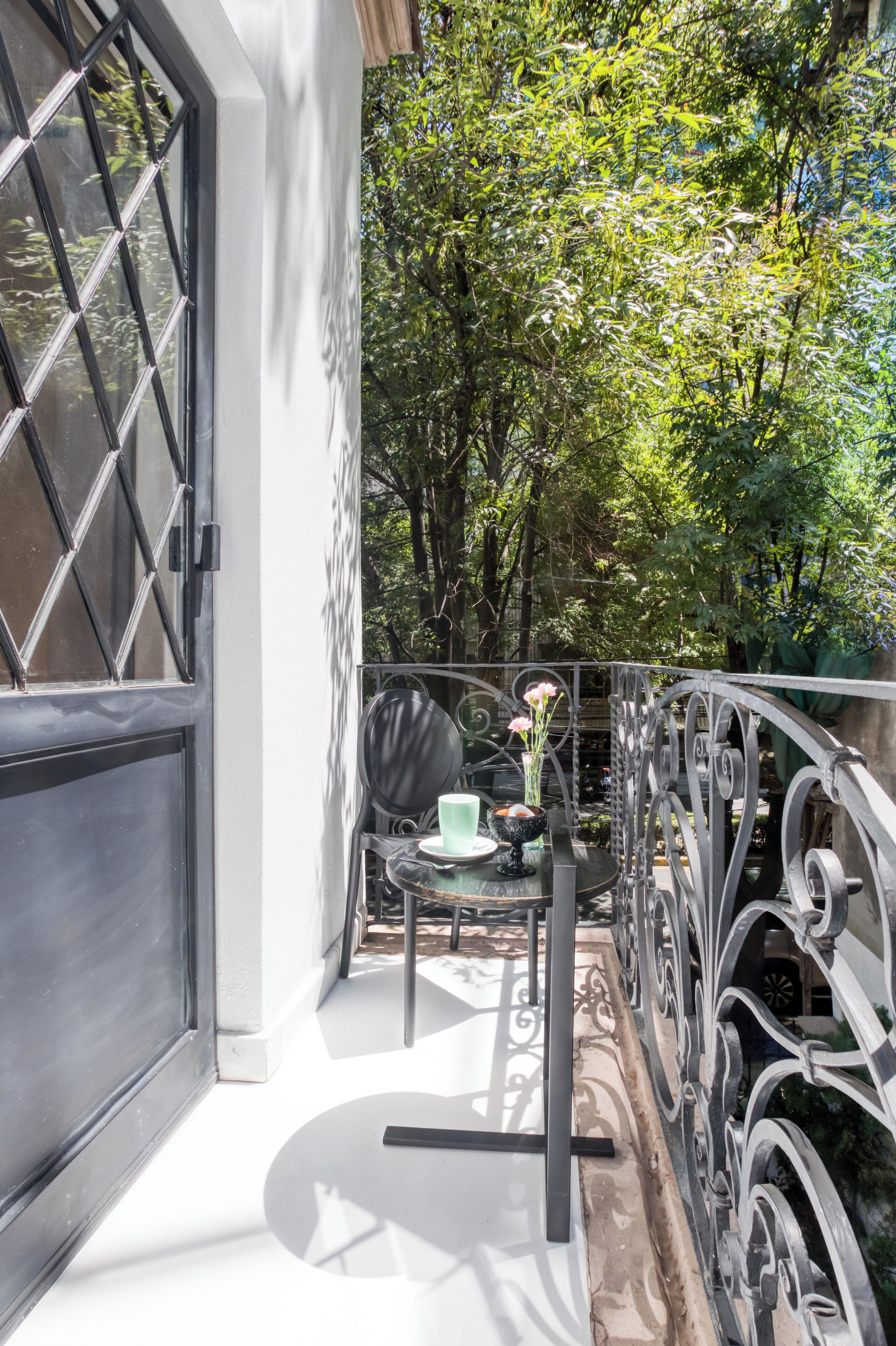 queen elizabeth's room with a balcony | balcony