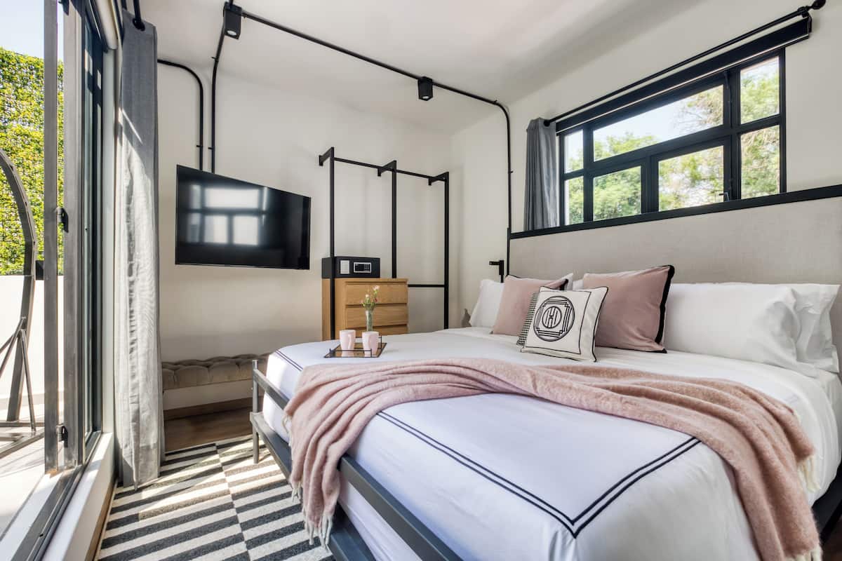 Egyptian cotton sheets, premium bedding, minibar, in-room safe