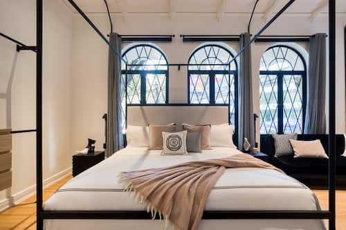 The Royalty Suite | 埃及棉床单、高档床上用品、迷你吧、客房内保险箱