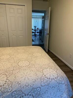 2 chambres, fer et planche à repasser, Wi-Fi gratuit, draps fournis