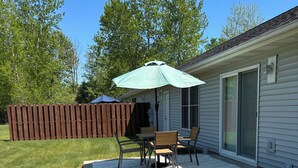 Outdoor dining - Duplex in the country ten minutes from Frankenmuth-Betty’s Birch Run Road Place. (Millington)