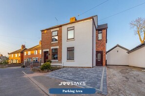 Exterior - Burton on Trent - 3 Bedroom, Wi-Fi, Sleep 6, 43 Min to Alton Towers - JRR Stays  (Burton upon Trent)
