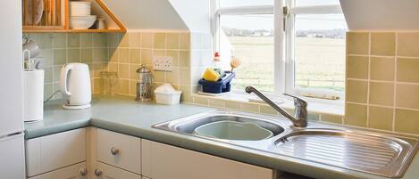 Een kinderstoel, een vriezer