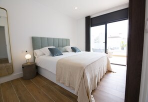 3 bedrooms, in-room safe, desk, iron/ironing board - Splendid contemporary villa right in the town center, 3 minutes' walk from the beach and restaurants. (Empuriabrava)
