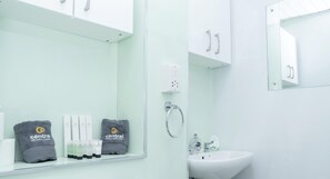 Regadera y amenidades de baño gratuitas