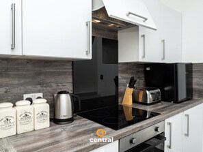 Microwave, oven - Trades Lane by Central Serviced Apartments - City Centre (Dundee)