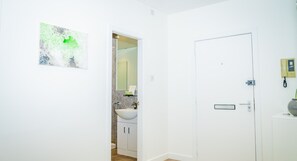 Douche, articles de toilette gratuits, sèche-cheveux, savon