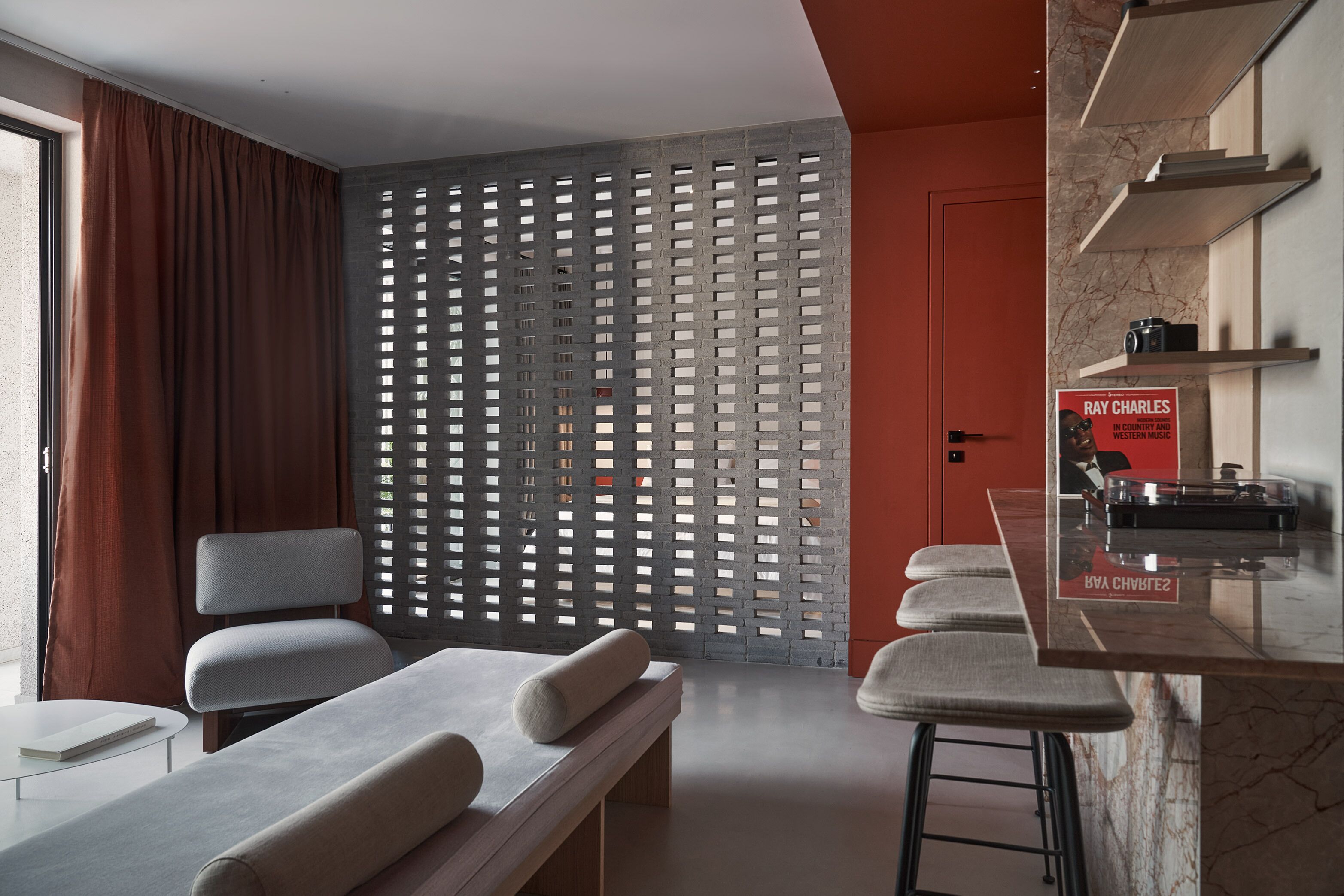 Une salle de spa moderne équipée d’une table de massage, de deux chaises, d’un comptoir d’accueil et d’un mur décoratif agrémenté d  ’une enseigne.