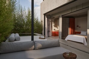 Minibar, caja de seguridad en la habitación y escritorio 