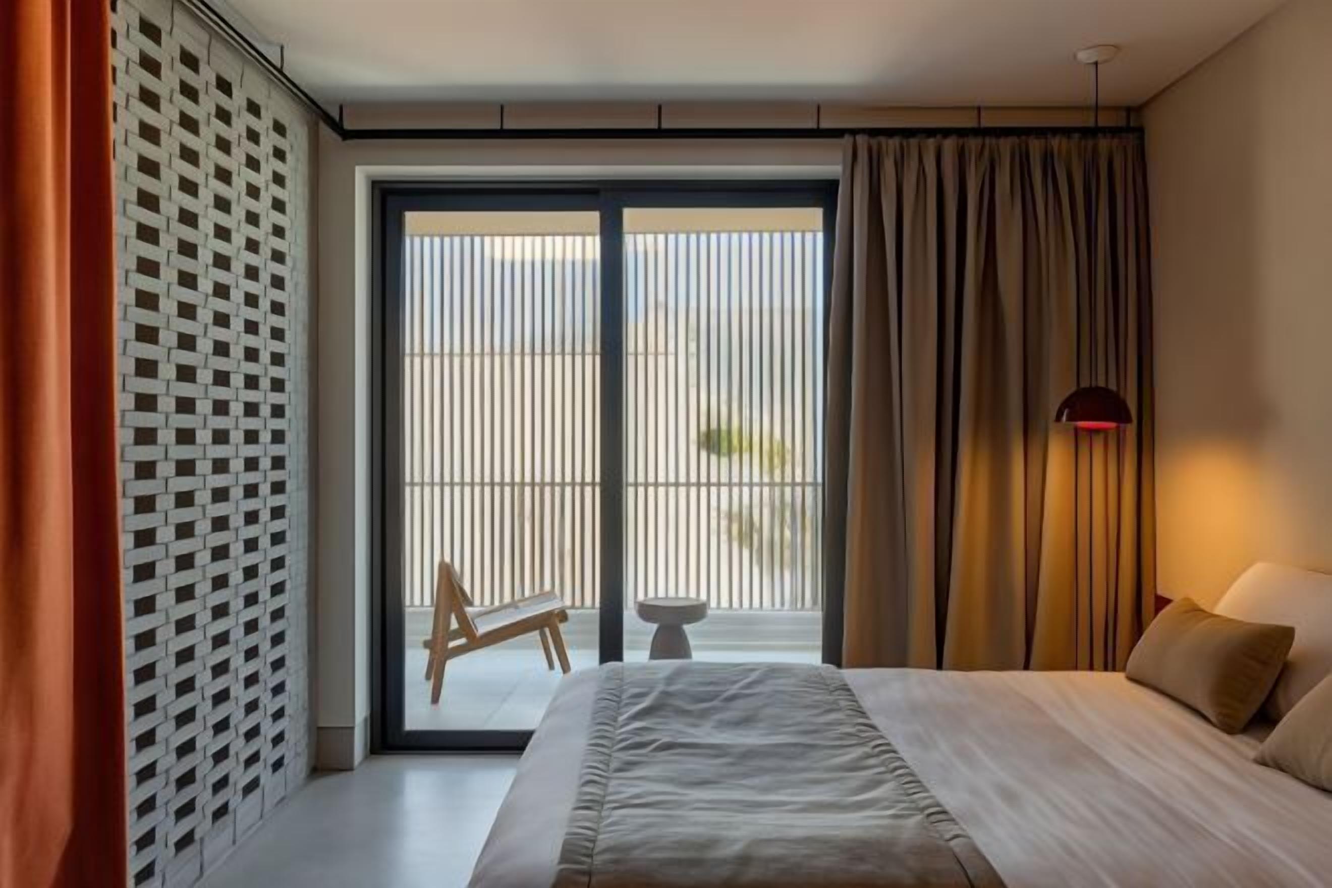 Minibar, coffres-forts dans les chambres, bureau
