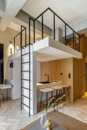 Minibar, caja de seguridad en la habitación y escritorio 