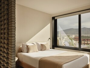 Svit Business | Minibar, värdeförvaringsskåp på rummet och skrivbord