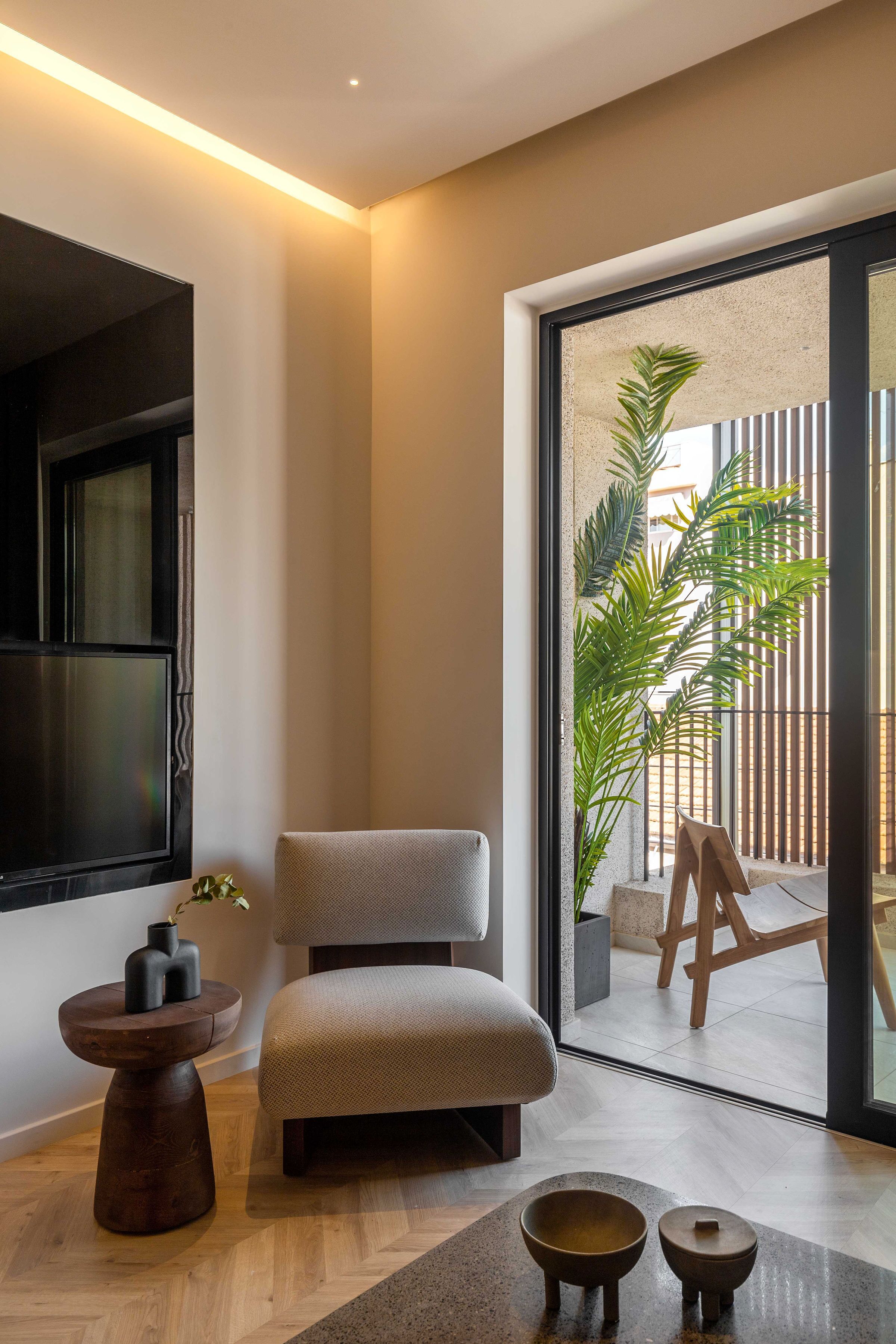 42-英寸智能电视 （配备有线频道）、电视