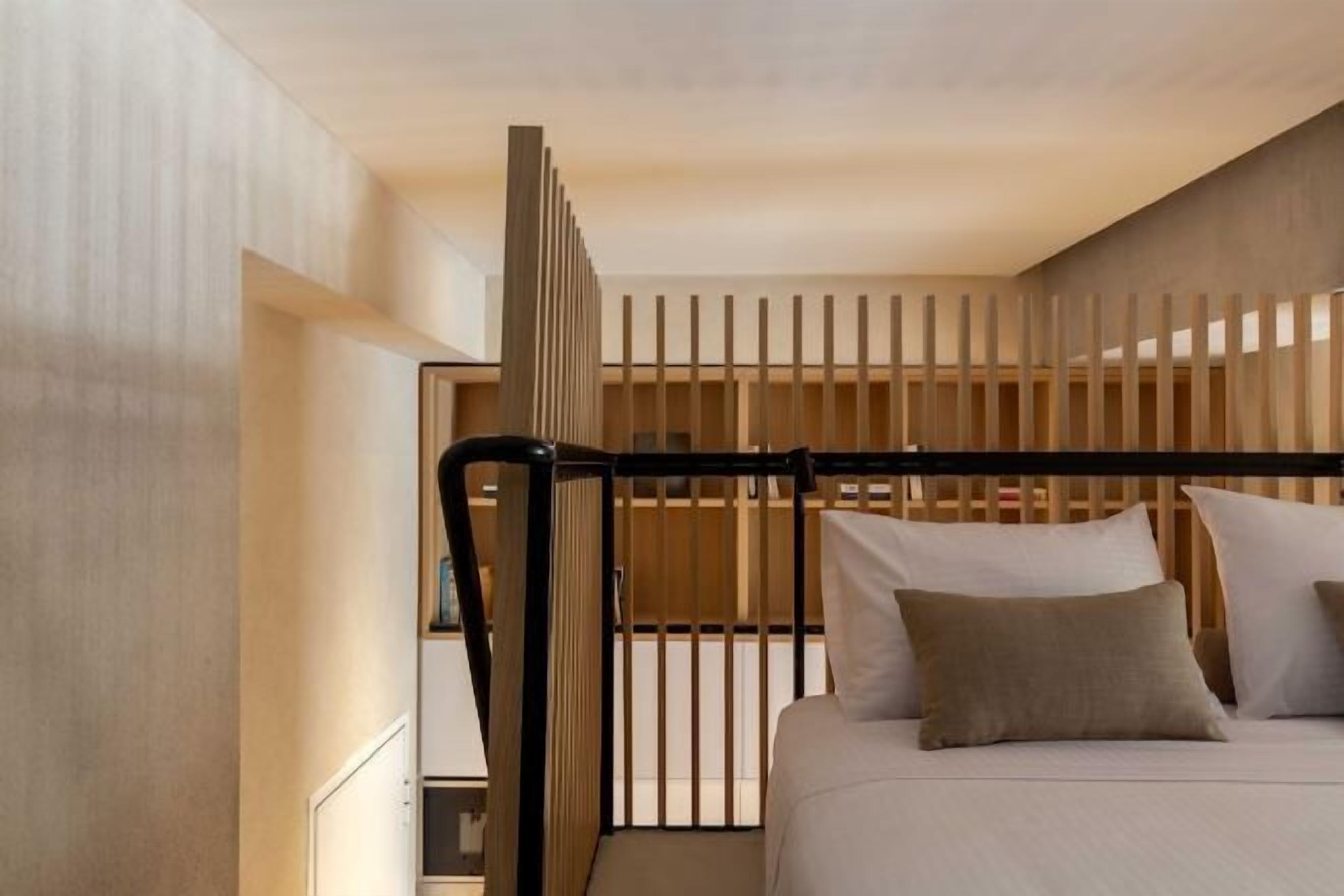 Minibar, coffres-forts dans les chambres, bureau