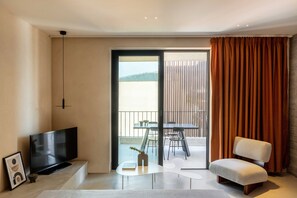 Svit Grand - 2 sovrum | Vardagsrum | 42-tums smart-tv med kabelkanaler och tv