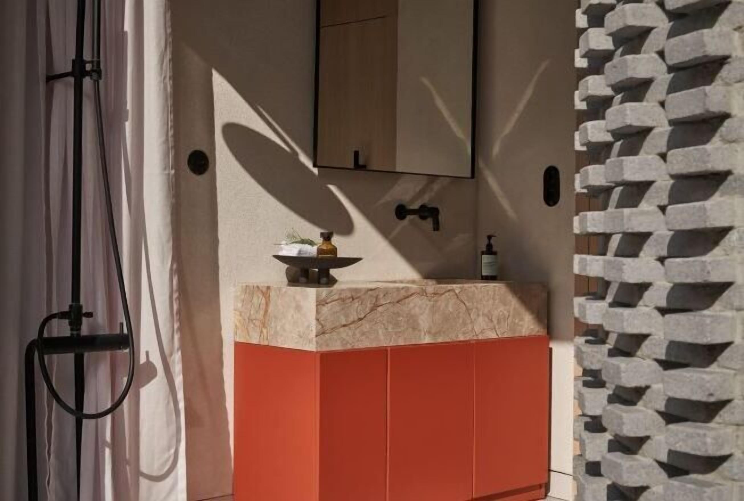 Salle de bain | Douche, articles de toilette gratuits, sèche-cheveux, peignoirs