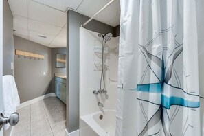 Dusche, Haartrockner, Handtücher