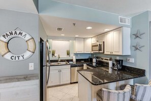Fridge, microwave, oven, stovetop - Sunbird #407- Pearl Gulf Getaway (Panama City Beach)