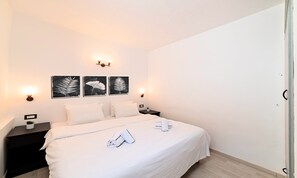 Appartement Deluxe | 1 chambre, coffres-forts dans les chambres, fer et planche à repasser