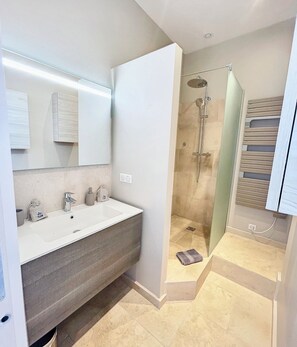Een douche, een haardroger, handdoeken