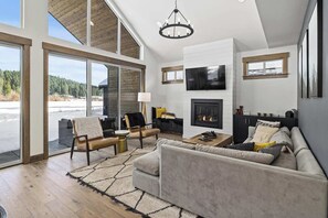 Smart TV, chimenea y libros 