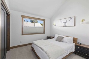 4 chambres, fer et planche à repasser, lit de bébé portatif