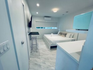 Standard Studio, 1 King Bed (7) | Blackout drapes, iron/ironing board, free WiFi, bed sheets - The Marlin Beachside (Hollywood)