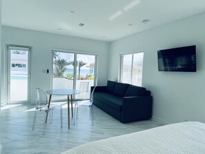 ห้องเอ็กซ์คลูซีฟสตูดิโอสวีท | ผ้าม่านกันแสง, เตารีด/โต๊ะรีดผ้า, Wi-Fi ฟรี, ผ้าปูที่นอน