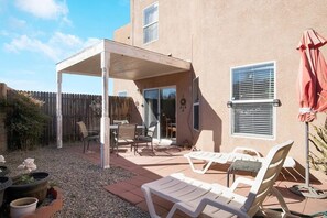Outdoor dining - Perfect Private Albuquerque Getaway Near Uptown! (Albuquerque)