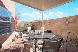 Outdoor dining - Perfect Private Albuquerque Getaway Near Uptown! (Albuquerque)