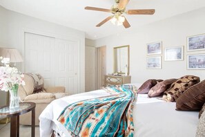 3 bedrooms, in-room safe, desk, iron/ironing board - Perfect Private Albuquerque Getaway Near Uptown! (Albuquerque)