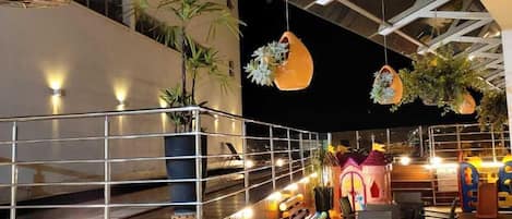 Alberca al aire libre y camastros