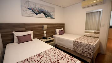 1 habitación, caja de seguridad en la habitación y escritorio