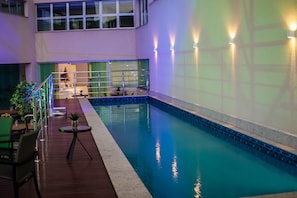 32-英寸纯平电视 (配备有线频道)、电视